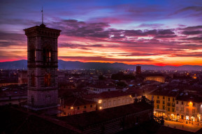 Immagine della torre campanaria del Duomo di Prato al tramonto