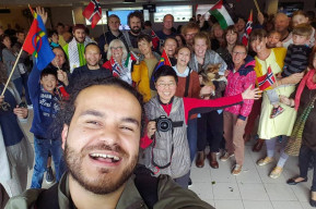 Il regista scatta un selfie con la troupe