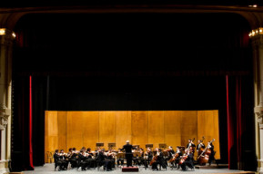 Orchestra che suona all'interno del Teatro Politeama (Prato)