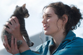 Parte della locandina film, protagonista con in gattino in mano