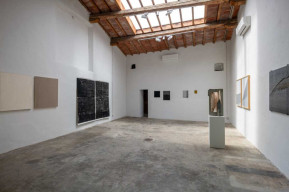 Sala allestita con opere di vari artisti all'interno di Villa Rospigliosi (Prato)