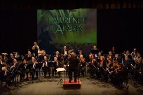 Foto di un orchestra con uno schermo sullo sfondo