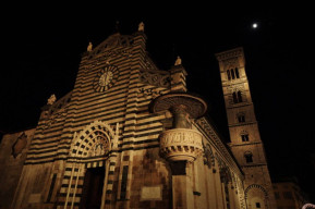 Il Duomo di Prato in notturna a lume di torcia