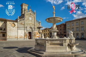 Foto di Piazza del Duomo con i loghi del Comune di Prato (in alto a sinistra) e del Progetto Hope (in alto a destra) in sovraimpressione